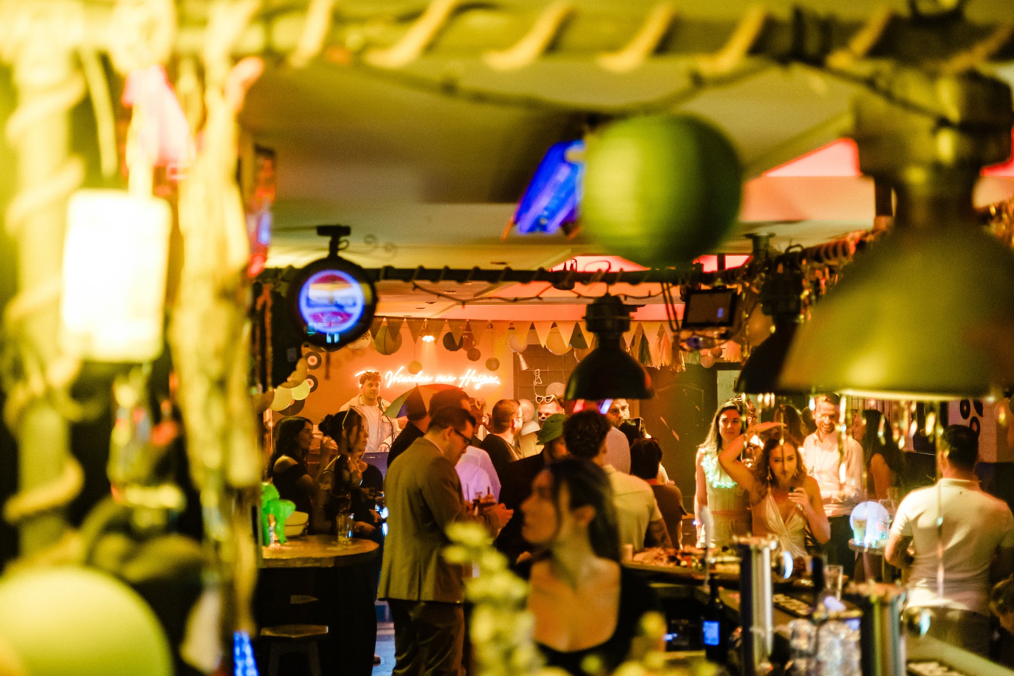 De zaak op een drukke avond, met de neonverlichting achter de bar