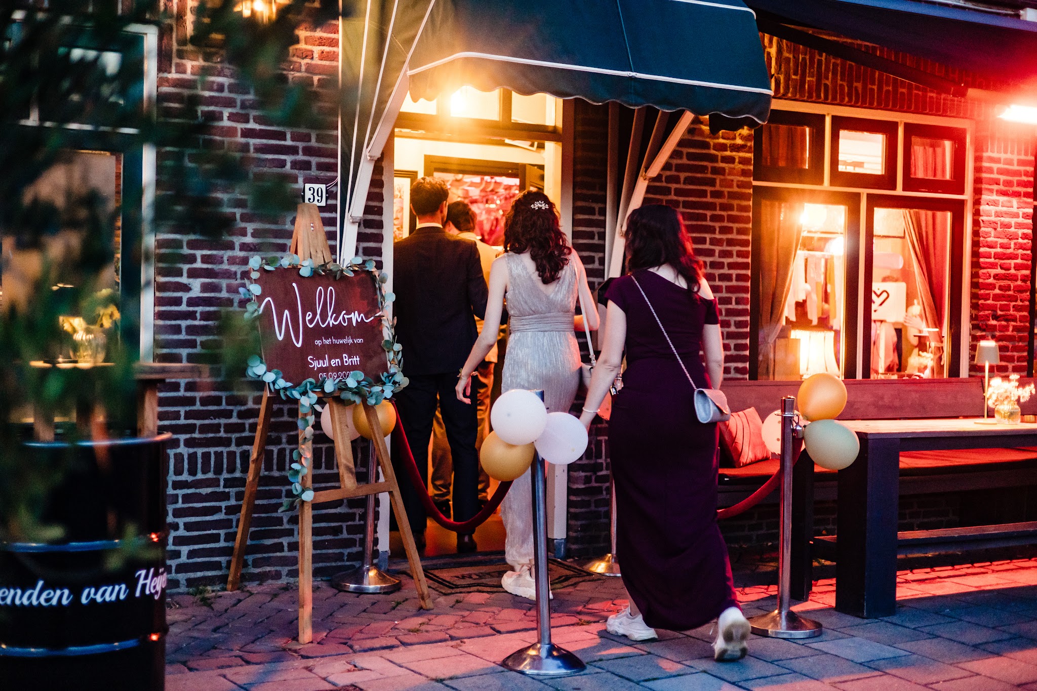 De voorgevel van het café aan de Hoofdstraat, met de luifel boven de deur