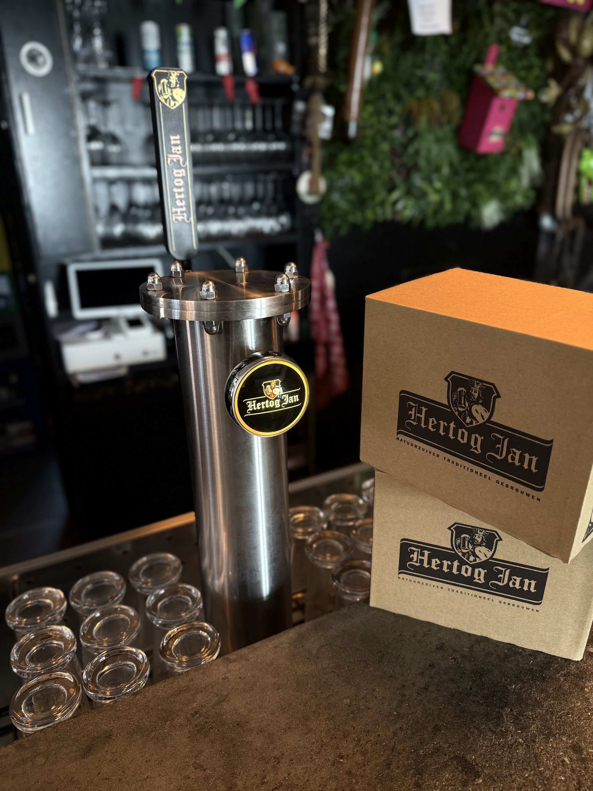 De taps achter de bar met kratten erop gestapeld